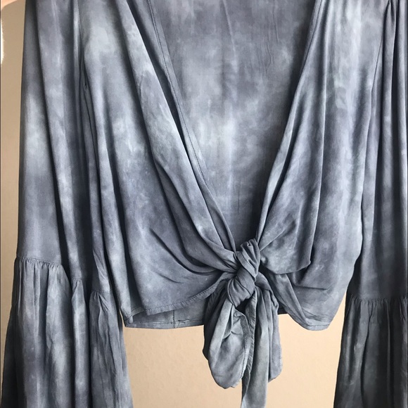 American Eagle Bell sleeve plunging front tie top - Picture 6 of 8